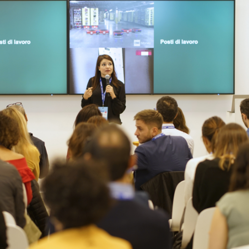 Jenny Izaguirre impartiendo conferencia de ecommerce